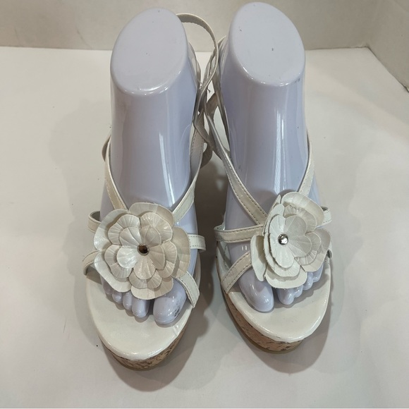 CHARMING CHARLIE size 11 white flowered cork wedge sandal flower accent straps - Picture 2 of 16